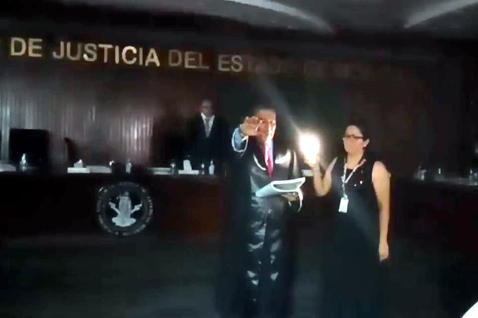 El Magistrado Juan Gabriel Vargas Téllez rindió protesta al cargo en una sesión en la que cortaron la luz.