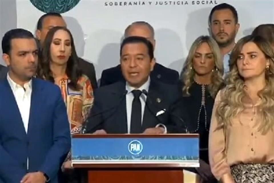 Héctor Saúl Téllez en conferencia de prensa junto con otros diputados del PAN, incluido el coordinador Elías Lixa.