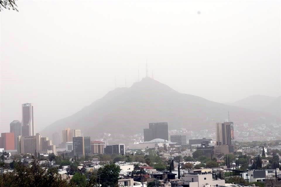 Al corte de las 18:00 horas, 12 de 15 estaciones registraron extremadamente mala calidad del aire.