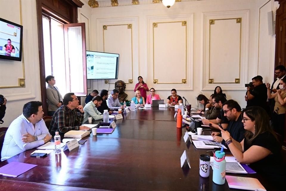 Ayer, por ejemplo, avanzó en la elección de la nueva titular del Instituto de Planeación Democrática y Prospectiva (IPDP), asunto que deberá ser tratado en las próximas semanas.