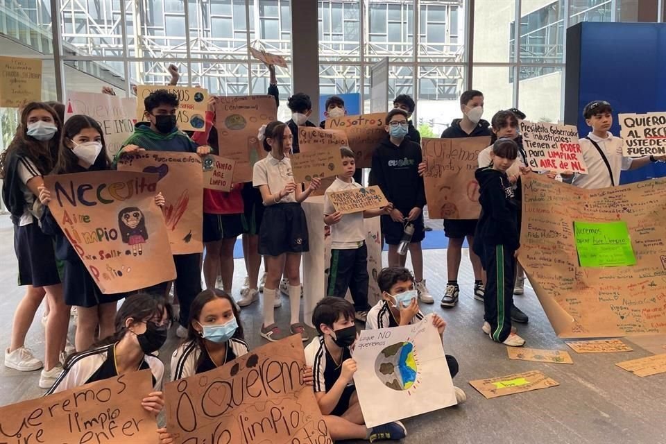 Los estudiantes de primaria y secundaria protestaron afuera de la Asamblea Anual de Caintra, en Cintermex.