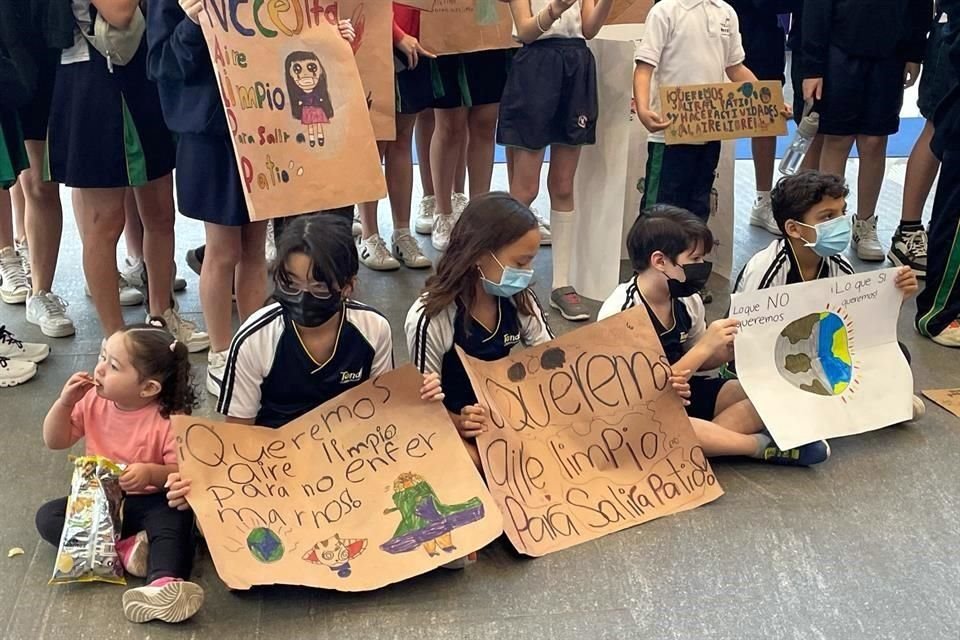 'Queremos aire limpio para no enfermarnos' fue uno de los mensajes de los estudiantes.