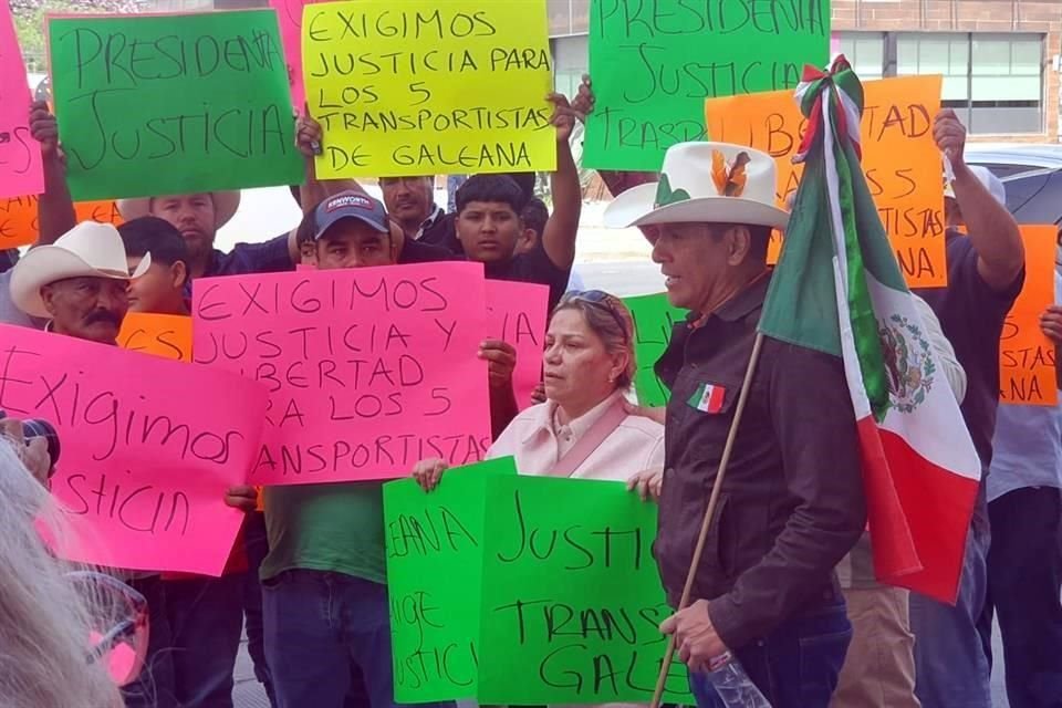 Pequeños grupos coincidieron a la entrada de Cintermex intentando llamar la atención de la Presidenta Claudia Sheinbaum.