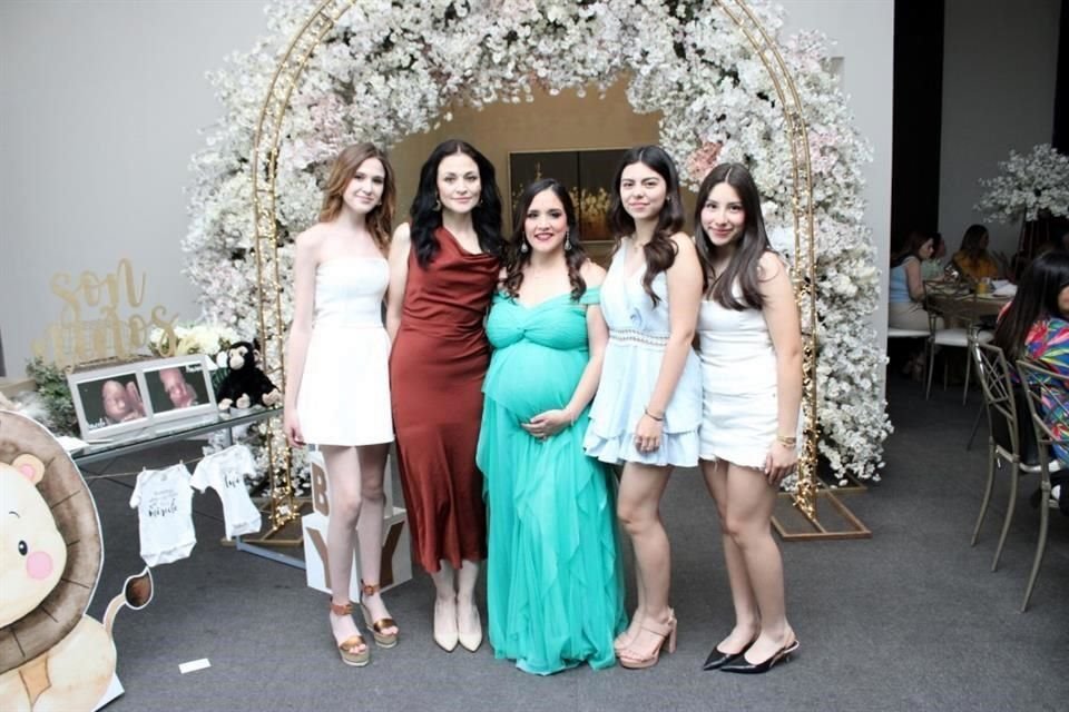 Barbara Kreidler, Verónica Ibarra de Kreidler, Mariana Ibarra de García, Karen Téllez y Elisa Altamirano