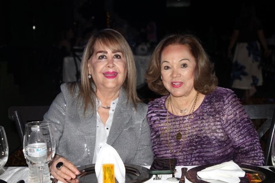 Mandy Puentes y María Elena de Núñez