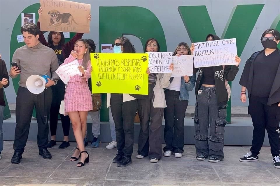 Los alumnos aseguraron que la mascota era tranquila y no ocasionaba ningún daño, sin embargo, el pasado lunes fue extraído luego del reporte de una estudiante que fue mordida por el animal.