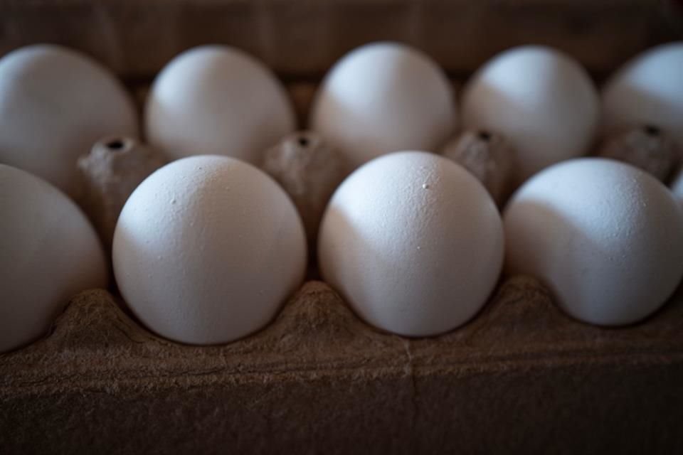 El precio de los huevos se disparó tras estallar múltiples brotes de gripe aviar en Estados Unidos.