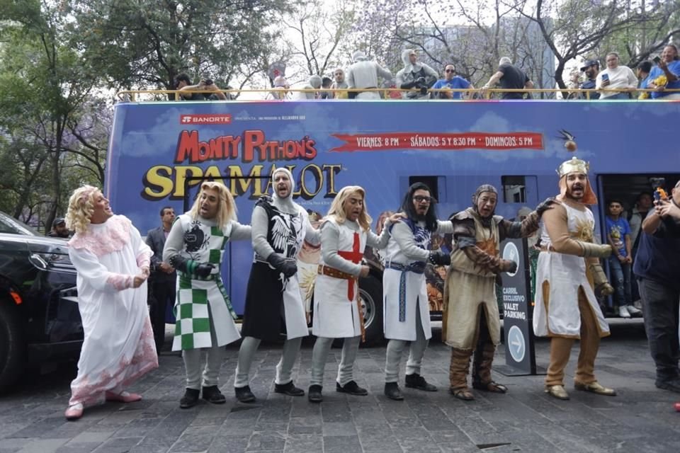 El elenco de la comedia musical 'Spamalot', encabezado por Adrián Uribe, salió del teatro para convivir, en un turibús, con el público.