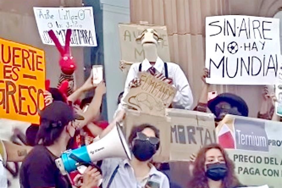 Réplicas de los personajes participaron en la protesta por la contaminación frente a Palacio de Gobierno.