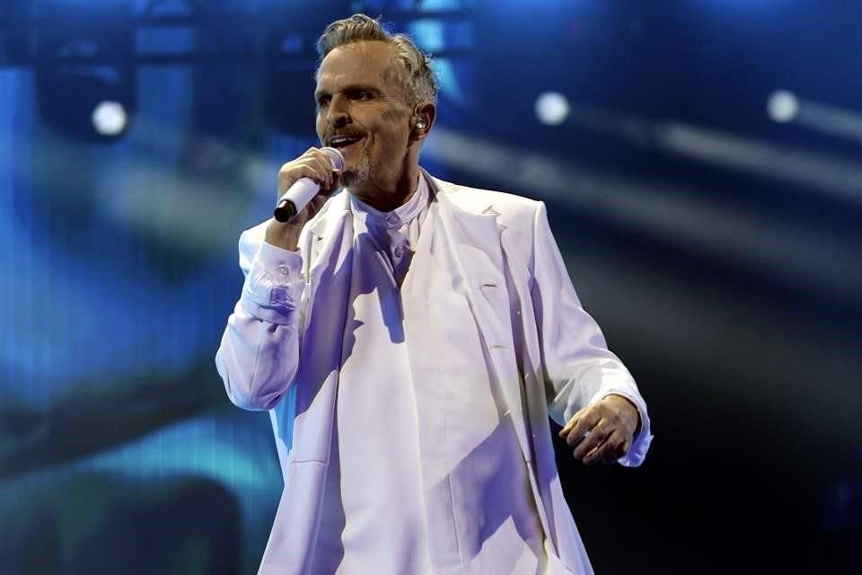 Miguel Bosé conquistó con sólo aparecer en el escenario.