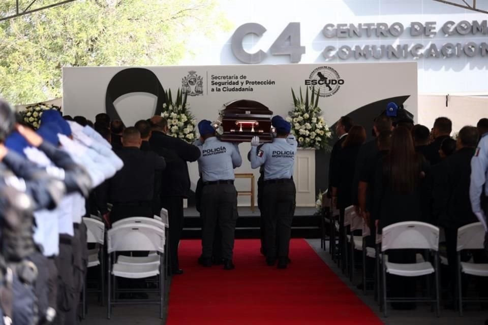 Autoridades, familiares y compañeros rindieron una guardia de Honor al policía Raymundo Vásquez.