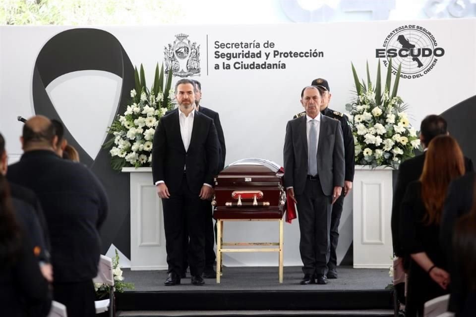 El Alcalde Adrián de la Garza y el Fiscal Javier Flores rindieron honor al elemento caído en el cimplimiento de su deber.