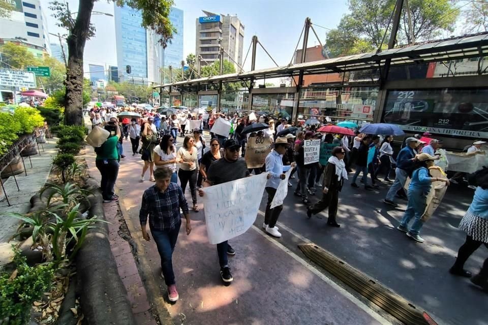 Por segundo día consecutivo, empleados de Mejoredu protestan en demanda de certeza laboral. Hoy marcharon sobre Insurgentes Sur hasta la Secretaría Anticorrupción y Buen Gobierno, donde protestan.