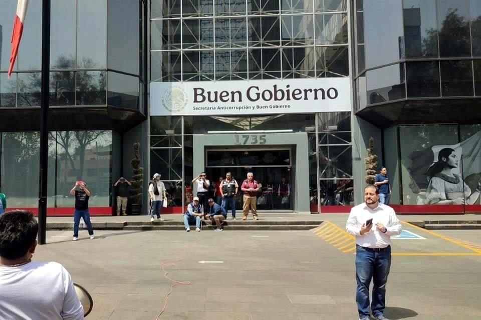 Por segundo día consecutivo, empleados de Mejoredu protestan en demanda de certeza laboral.  Hoy marcharon sobre Insurgentes Sur hasta la Secretaría Anticorrupción y Buen Gobierno, donde protestan.
