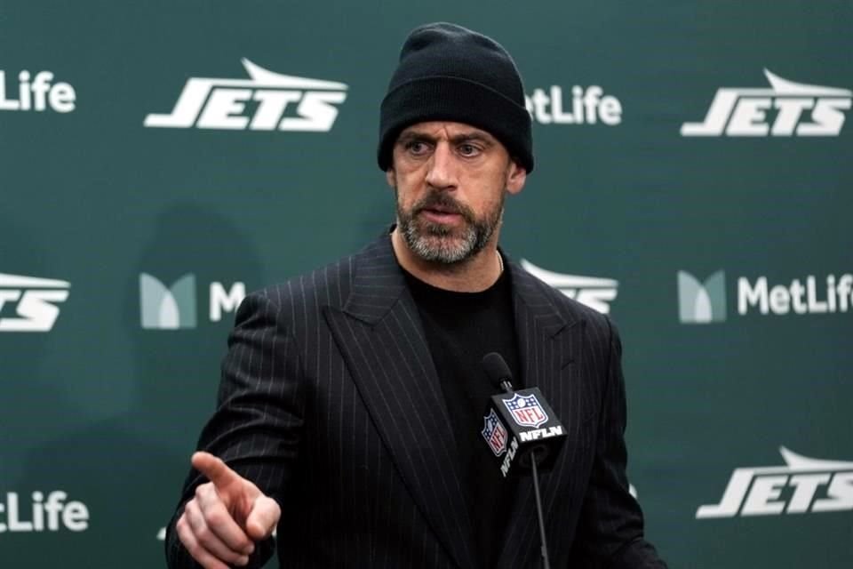 Aaron Rodgers admitió que le gustaría seguir su carrera con los Steelers, pero sigue sin tomar una decisión.