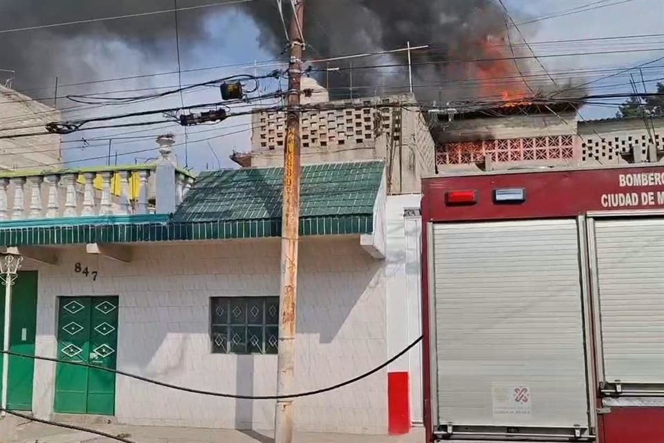 Los habitantes de dicho domicilio señalaron que en ese cuarto se cocinaban frituras y que aparentemente el aceite provocó el incendio.