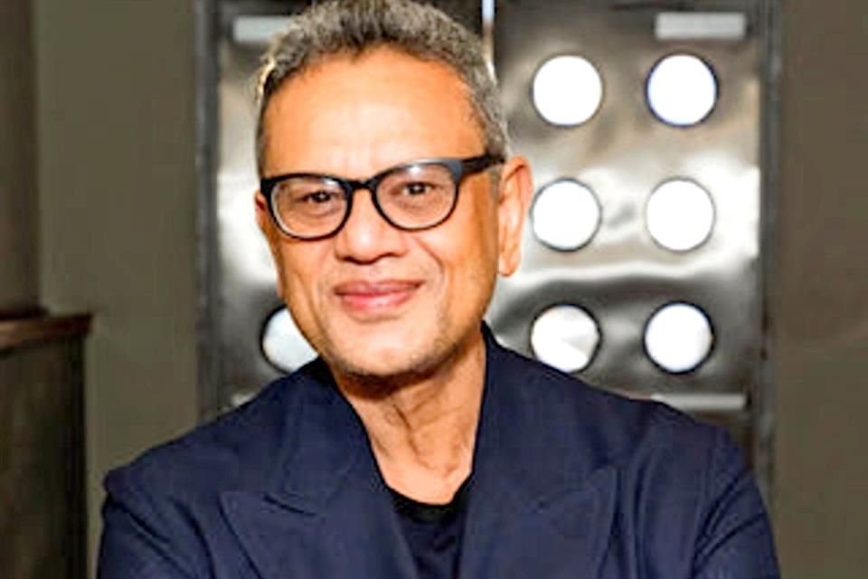 Naeem Khan nació en 1958 en Mumbai, en donde creció en una familia dedicada a los textiles y el diseño, lo que marcó su profesión ya de adulto.