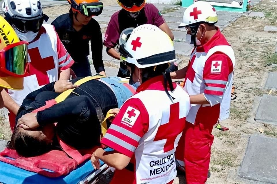 Luego de realizar la extracción, en una ambulancia la mujer fue trasladada al Hospital ISSSTE Regional.
