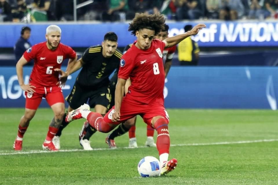 Adalberto Carrasquilla igualó el encuentro, antes de finalizar el primer tiempo, con un penal.