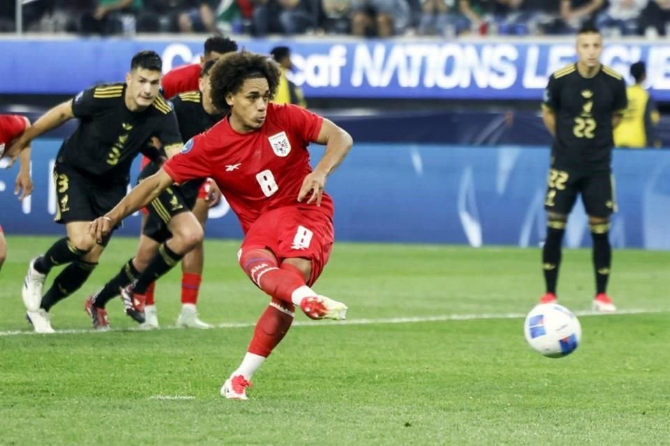 Adalberto Carrasquilla igualó el encuentro, antes de finalizar el primer tiempo, con un penal.