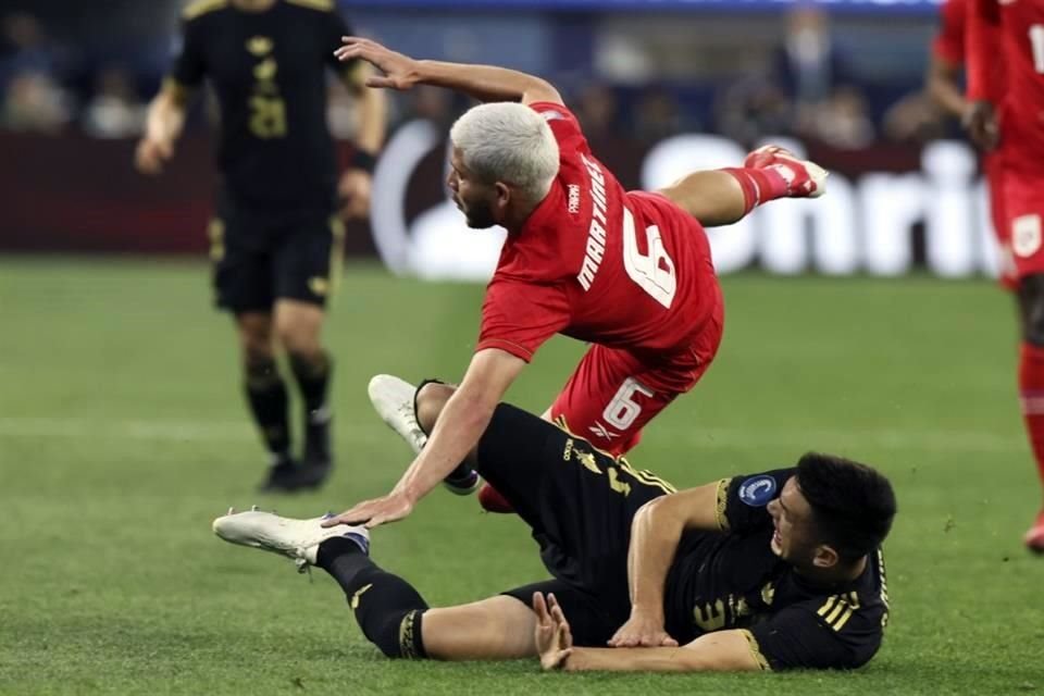 Con doblete de Raúl Jiménez, México venció 2-1 a Panamá para coronarse por primera vez en la Nations League de la Concacaf.