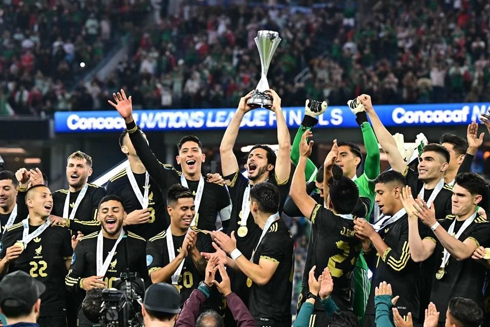 Raúl Jiménez, quien marcó un doblete, levantó el título de capeón de la Nations League.