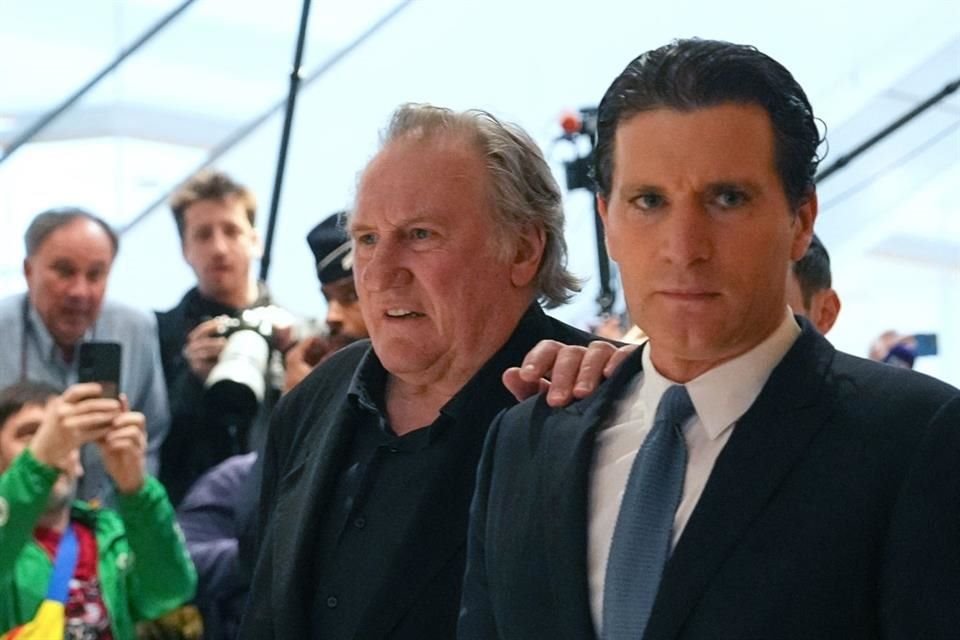 Depardieu, de 76 años y vestido de negro, entró caminando al tribunal correccional de París, apoyado en el hombro de su abogado Jéremie Assous.