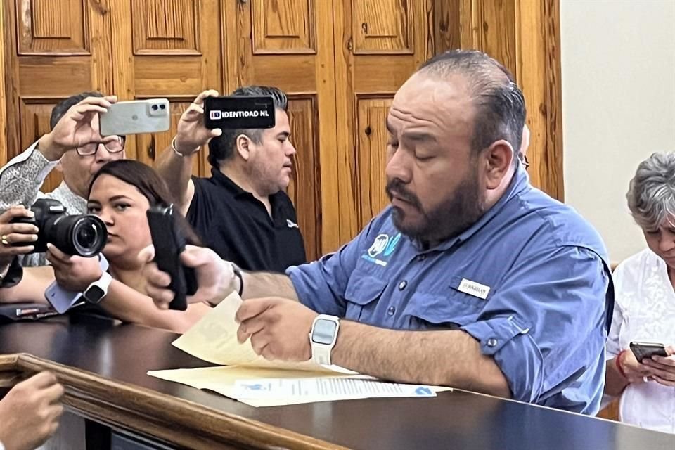 Policarpo Flores entregó un escrito en la oficina particular del Gobernador Samuel García.