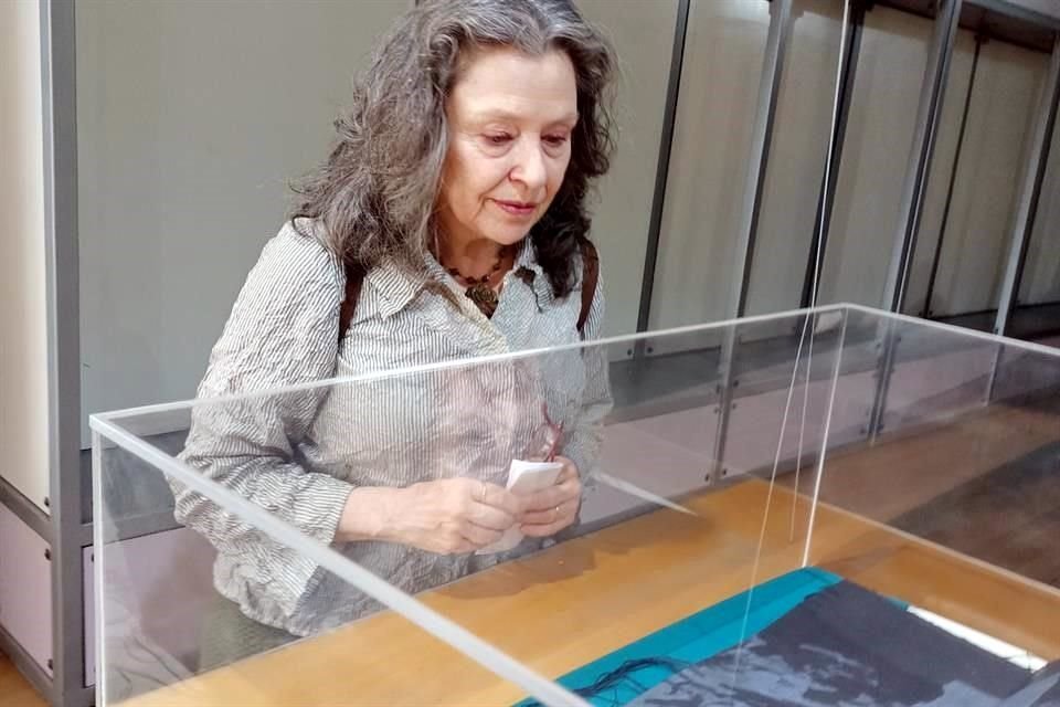 La artista Magali Lara, pionera en los libros de artista, amadrinó con su nombre la primera convocatoria de adquisición de la Biblioteca Nacional de México.
