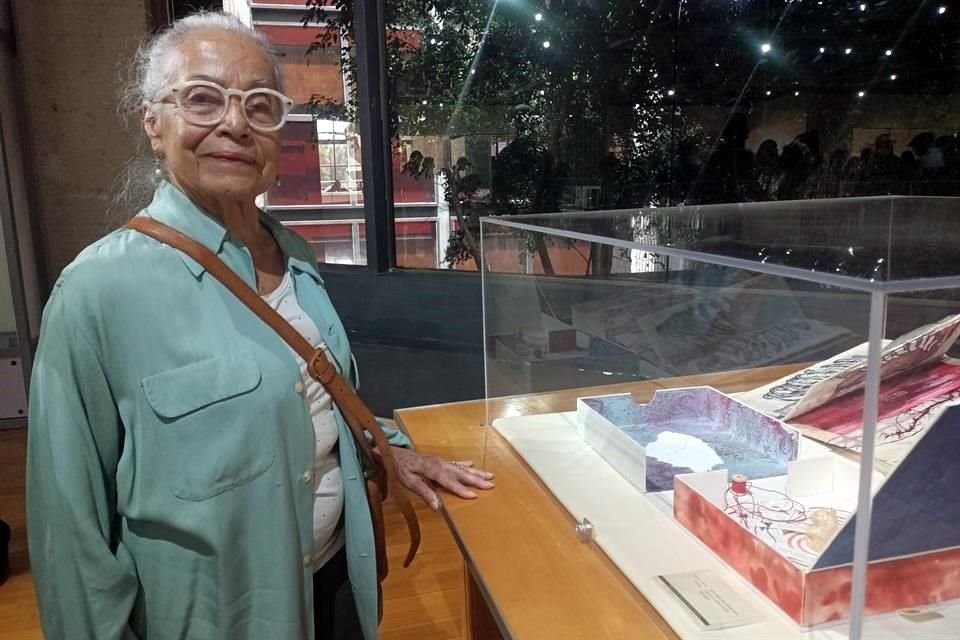 La artista Martha Hellion, pionera en los libros de artista, que inspiró el interés de Magali Lara en estos volúmenes.
