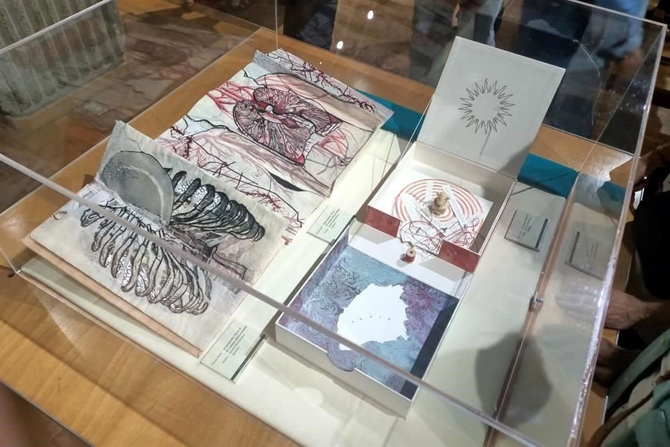 La exposición 'Libros de artista mexicanos en la Biblioteca Nacional de México', exhibe 72 de los ejemplares seleccionados.