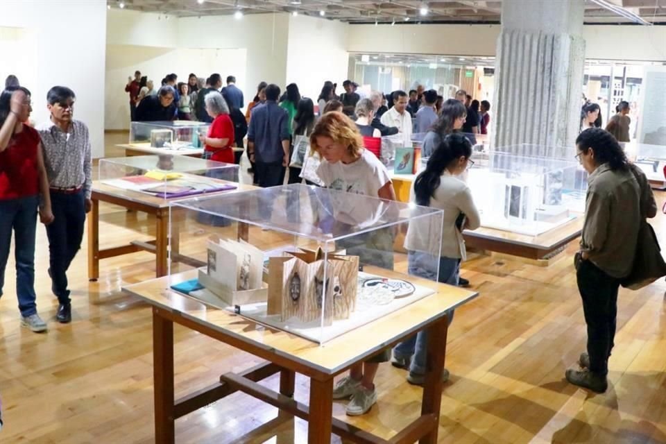 La muestra reúne obras de artistas como Patricia Lagarde, Nunik Sauret, Mariana Dellekamp, Jessica Feldman, Carla Rippey, Coral Revueltas, Luis Palacios Kaim, Xilonen Ortega y Carlos Jaurena.