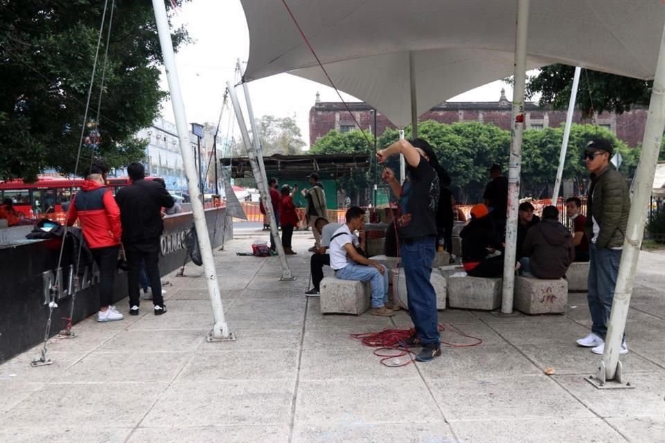 Una de las zonas de tolerancia en el Centro Histórico es afuera del Metro Hidalgo, en la Plaza de la Información.