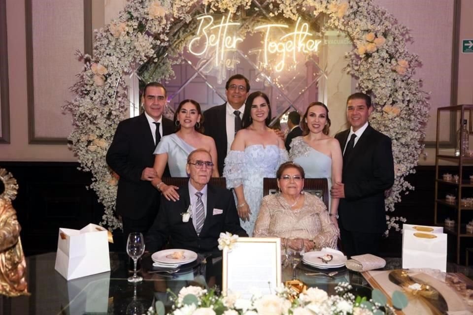 Heriberto Treviño, Leticia González, Higinio Flores, Karla Treviño, Adriana de la Garza y Francisco Treviño con los festejados