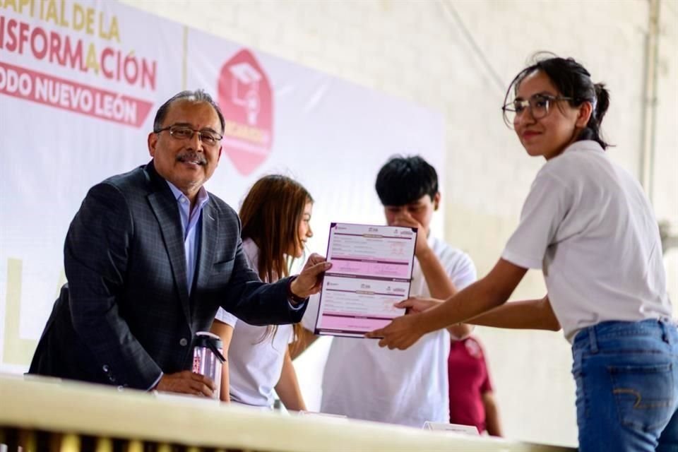 Las becas fueron entregadas hoy por el Alcalde Andrés Mijes.