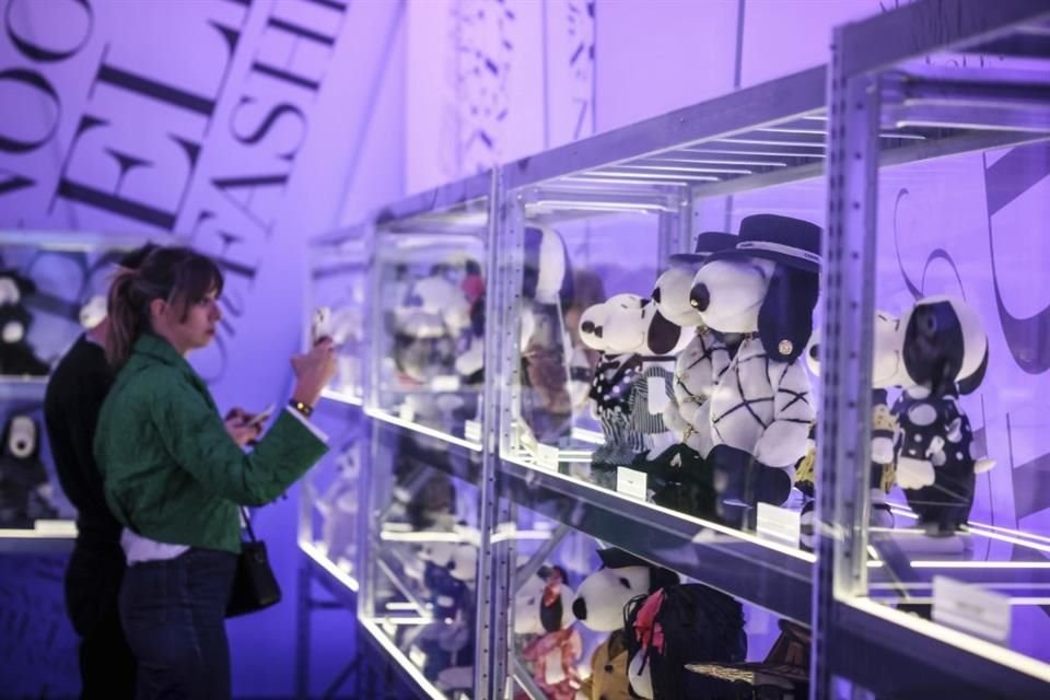 Una nueva exposición en París celebra la historia de la moda, tal como la lucen Snoopy y la pandilla de 'Peanuts'.