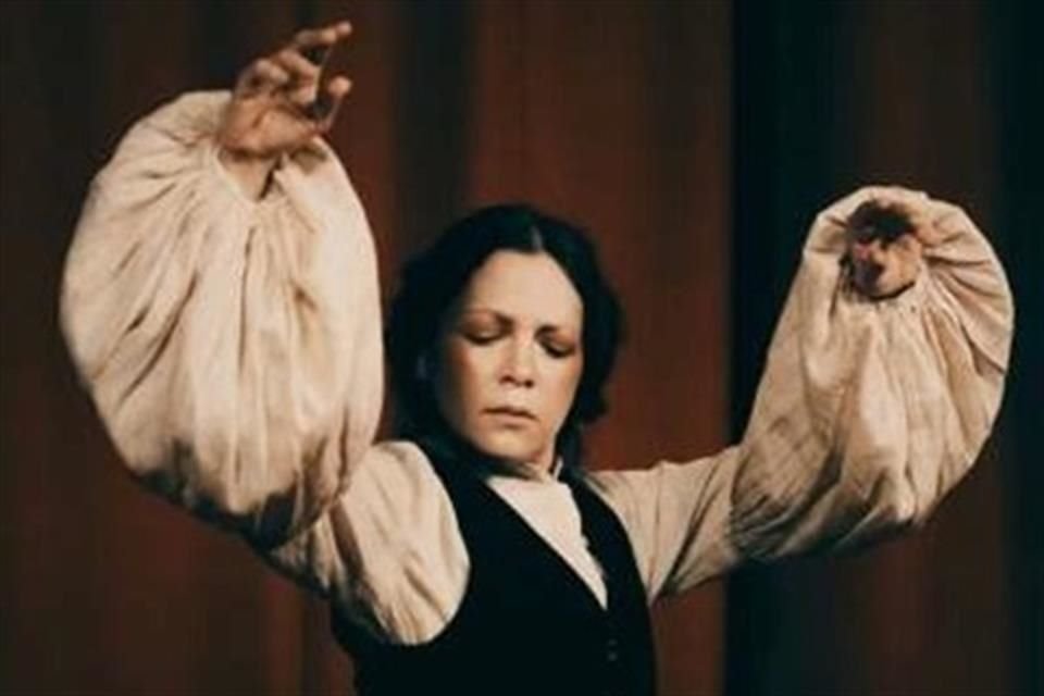 El tema principal del disco, 'La Cancionera', sirve como un reflejo del álter ego artístico de la cantautora, el de una trovadora que gusta por rescatar las tradiciones musicales de su País.