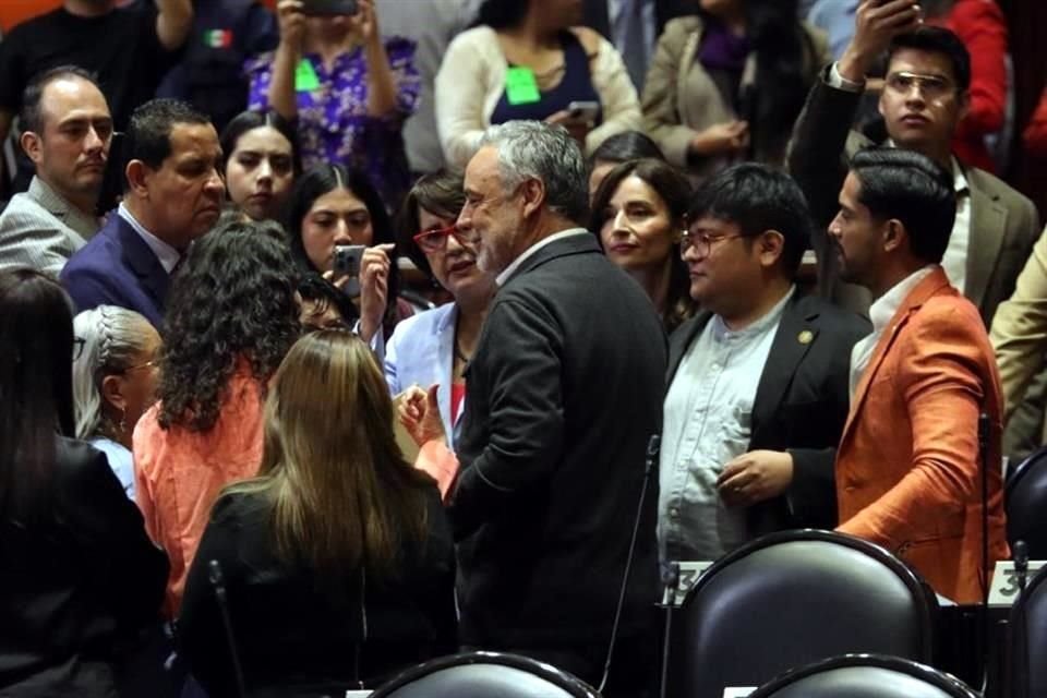 Alfredo Ramírez Cuéllar, diputado de Morena, en medio de un grupo de legisladores de MC.