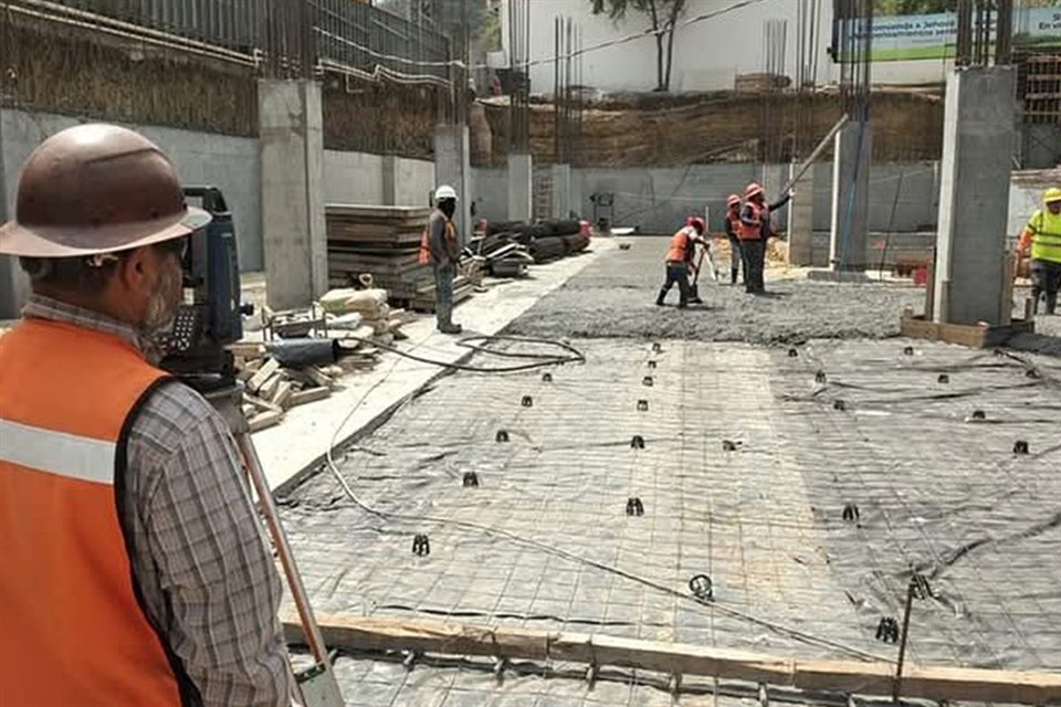 El muro de contención perimetral para estacionamientos subterráneos presenta un avance del 80%.