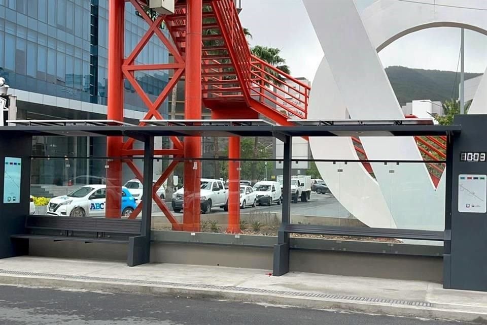 La parada cuenta con paneles solares para surtir de energía la misma.