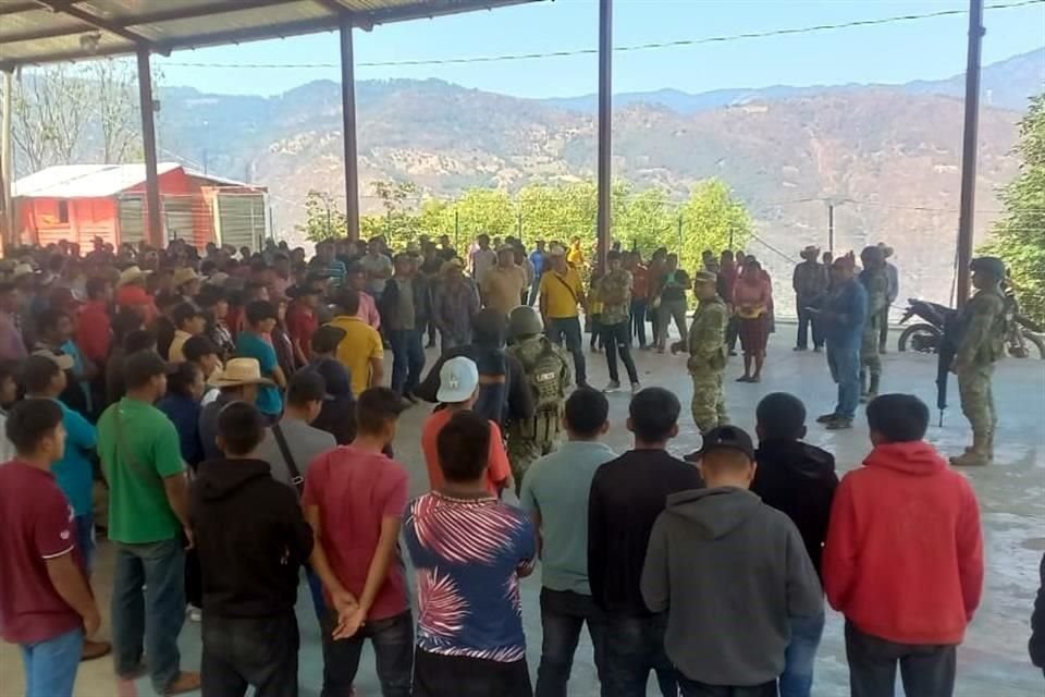 Los militares están retenidos en la cancha de la comunidad El Durazno, del municipio Heliodoro Castillo.