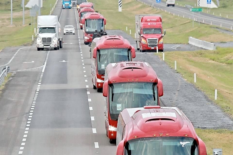 Los 800 trabajadores de NL fueron trasladados a Laredo en 40 autobuses.