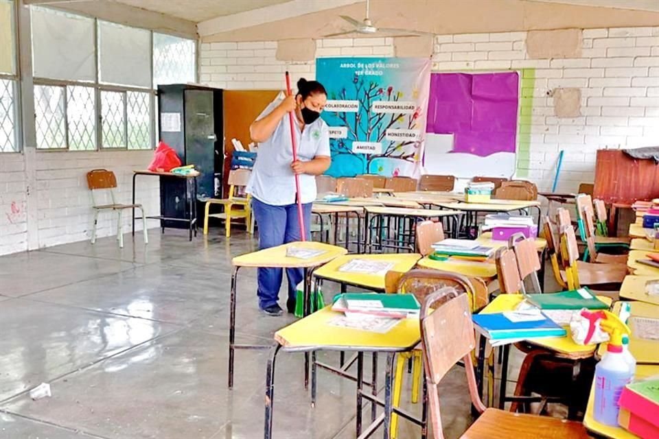 Personal del San Patricio realiza trabajos de limpieza en una escuela pública vecina.