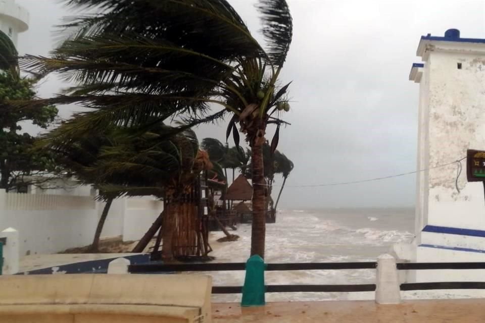 Huracán 'Grace', categoría 1, tocó tierra esta madrugada al sur de Tulum, Quintana Roo, con vientos máximos sostenidos de 130 km/h.