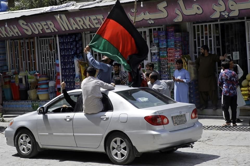 Manifestantes en Kabul agitan una bandera similar a la del Gobierno de Afganistán.