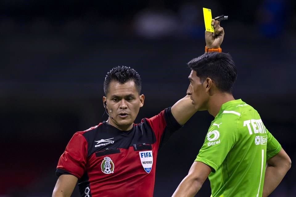 Esteban Andrada fue amonestado en el encuentro contra Cruz Azul tras haber desprendido césped en su área con el tachón.