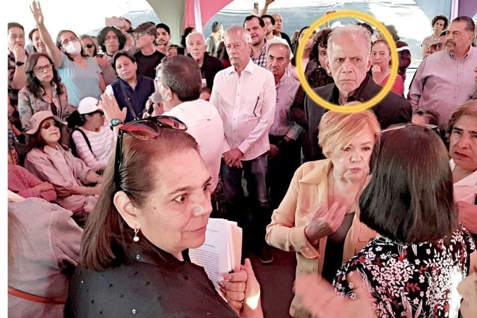 Héctor Hernández (círculo) fue recibido a gritos por los vecinos que se oponen a la Utopía.