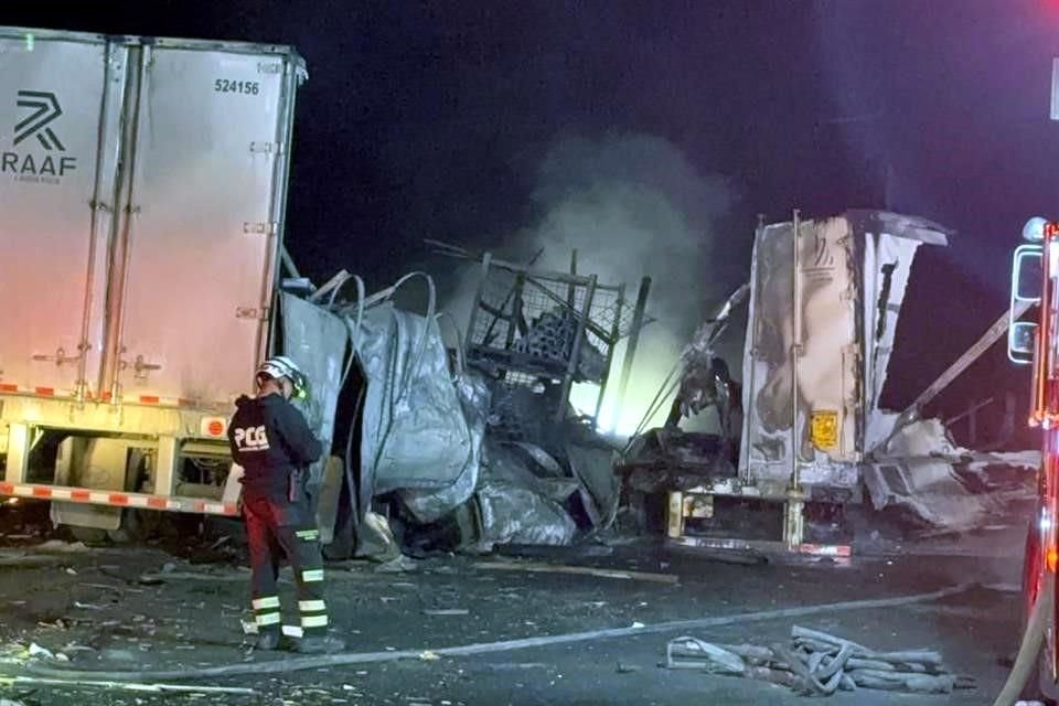 Aparentemente, las dos unidades de carga chocaron en este punto y, tras el impacto, comenzó el incendio de los dos vehículos.