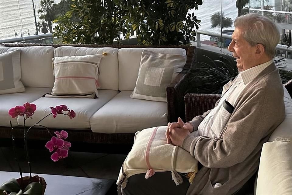 El escritor Mario Vargas Llosa cumple este 28 de marzo 89 años; su hijo Álvaro difundió esta imagen con un mensaje de felicitación.