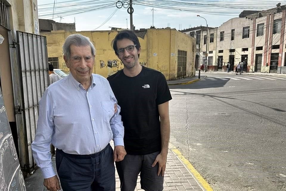 Un par de días antes de su cumpleaños, se vio al escritor Mario Vargas Llosa caminando por calles de Lima con su nieto Leandro.